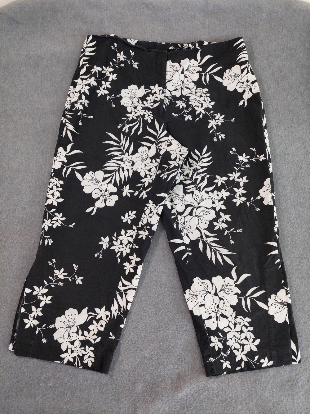 Venezia Jeans Black White Floral Capri Crop Pants Plus Size 16 Mid Rise Slit Hem - Picture 2 of 11